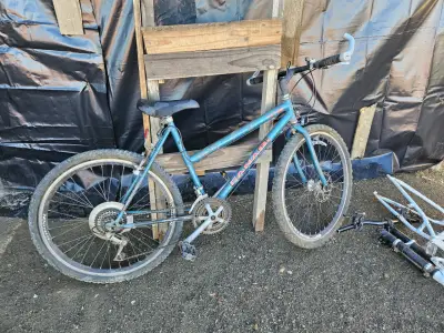 Bicicleta de montaña azul usada - miniatura 3