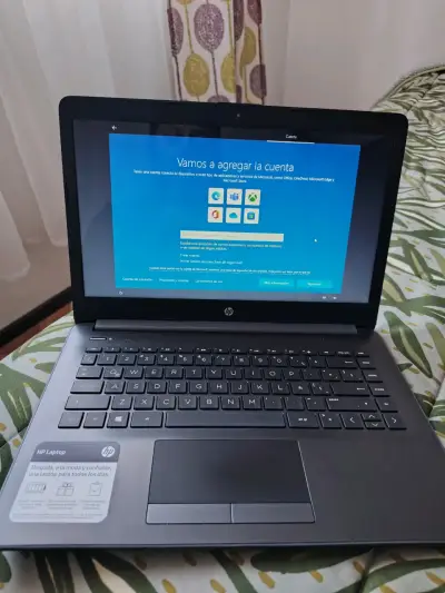 Laptop HP delgada y confiable - miniatura 1