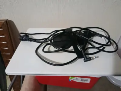 Cargador de laptop universal con cable - miniatura 1