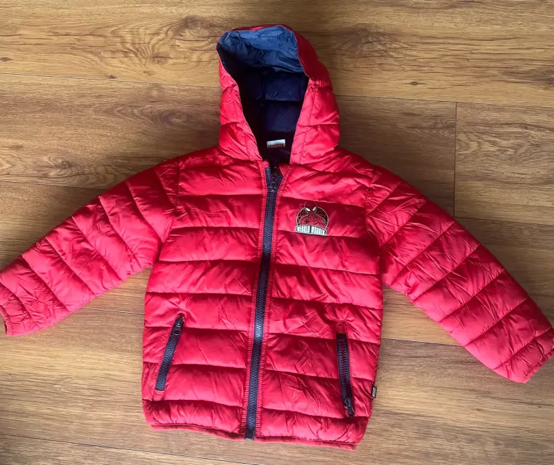 Chaqueta infantil roja con capucha