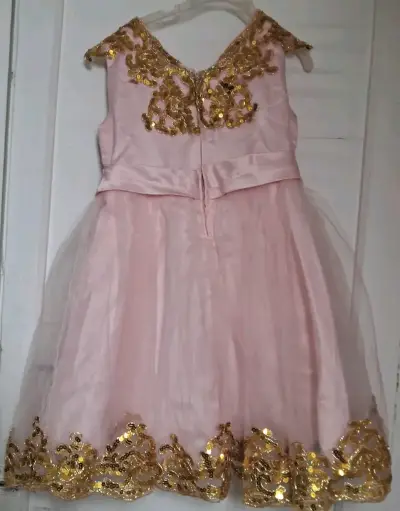 Vestido de fiesta infantil rosa con encaje dorado - miniatura 3