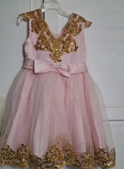 Vestido de fiesta infantil rosa con encaje dorado - miniatura 5