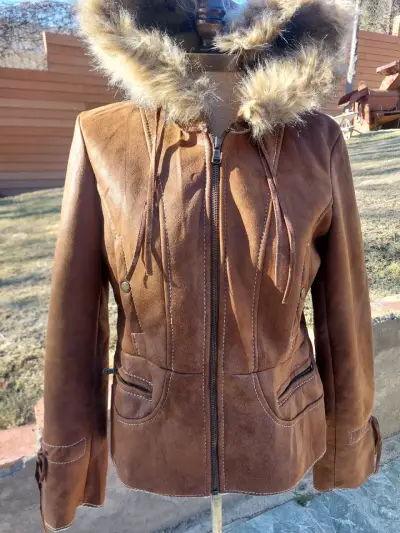 Chaqueta de cuero marrón con capucha de piel - miniatura 5