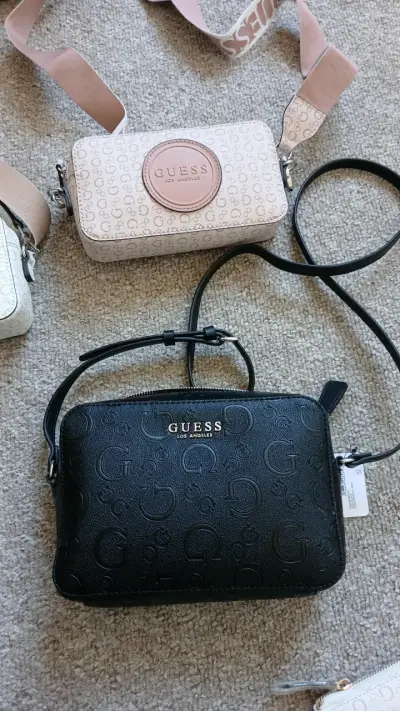 Cartera Guess negra con logo en relieve - miniatura 1