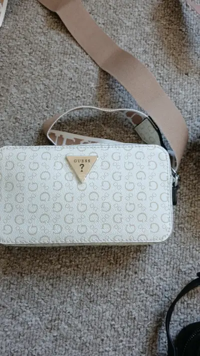 Cartera Guess negra con logo en relieve - miniatura 2