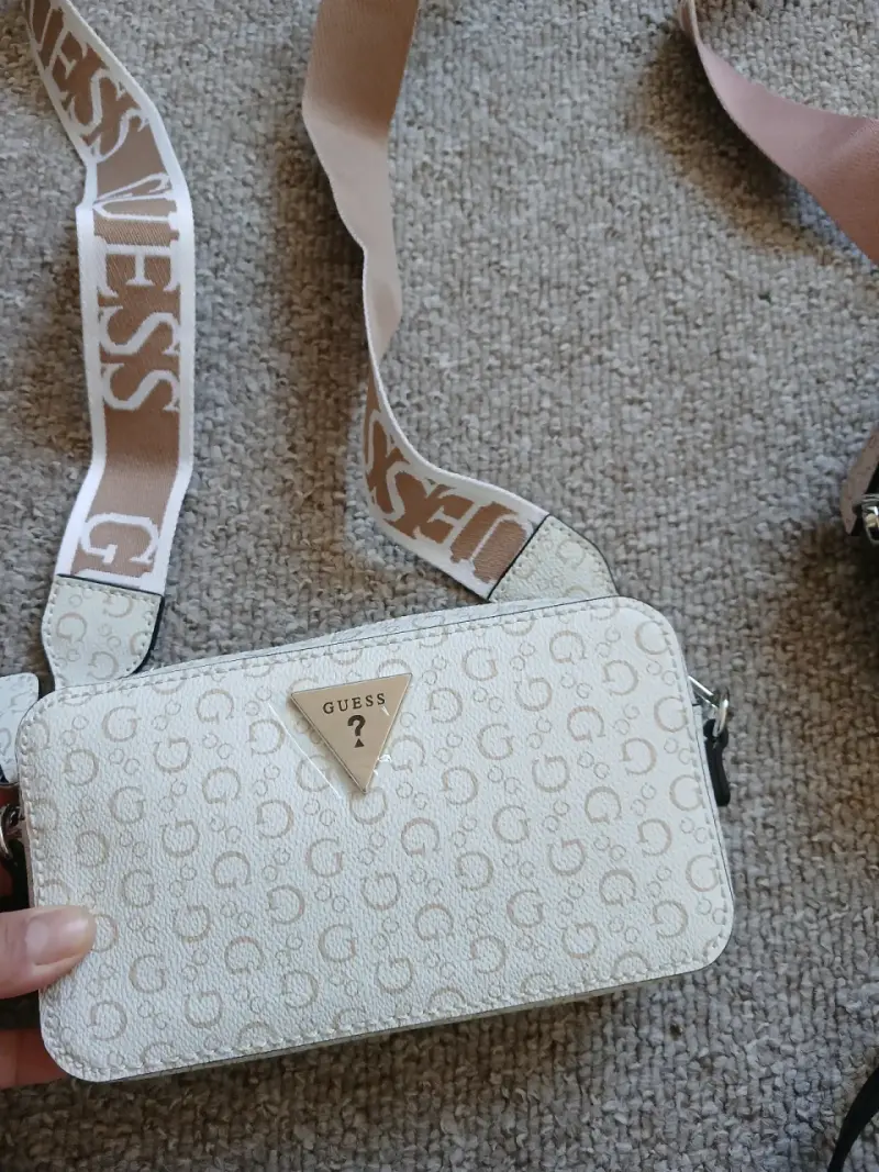 Cartera Guess negra con logo en relieve - 3