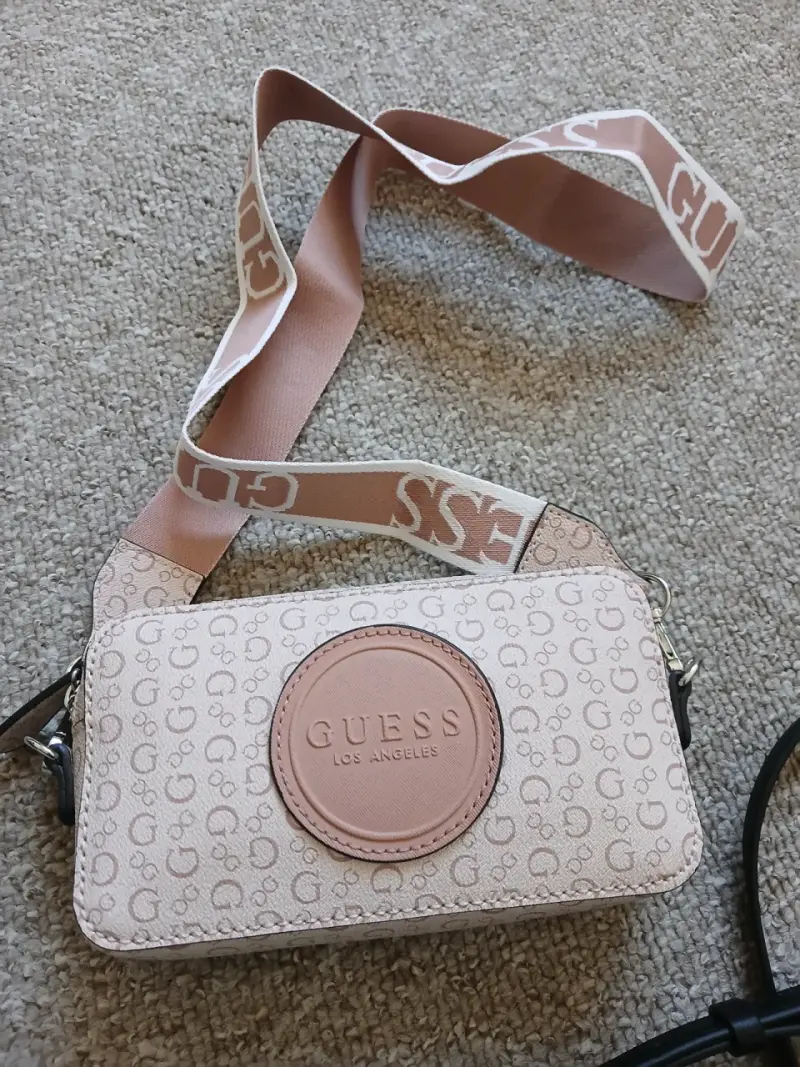 Cartera Guess negra con logo en relieve - 4