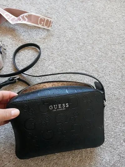 Cartera Guess negra con logo en relieve - miniatura 5