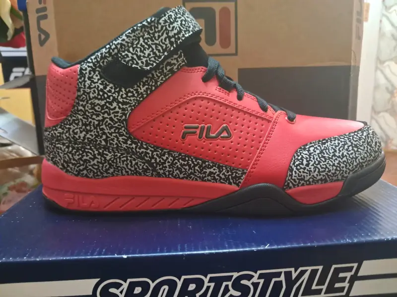 Zapatillas deportivas Fila rojas y negras