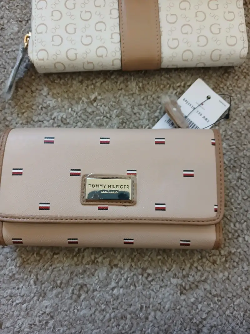 Billetera Tommy Hilfiger beige elegante