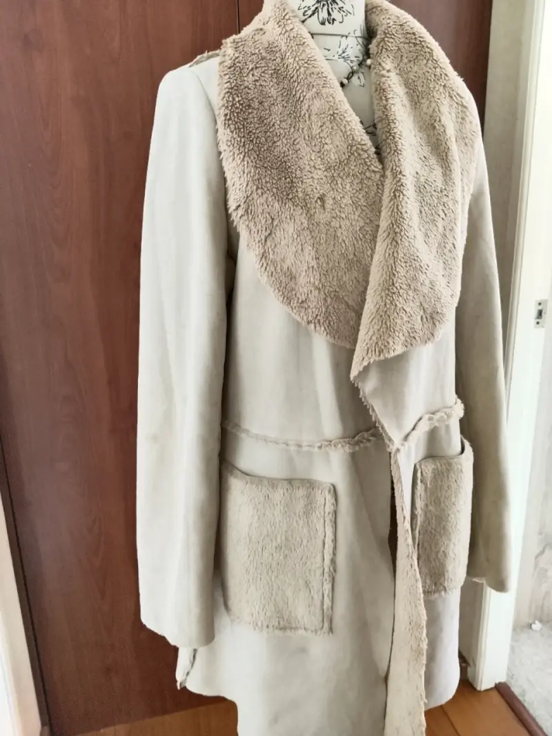 Cárdigan beige con cuello de piel sintética - 1