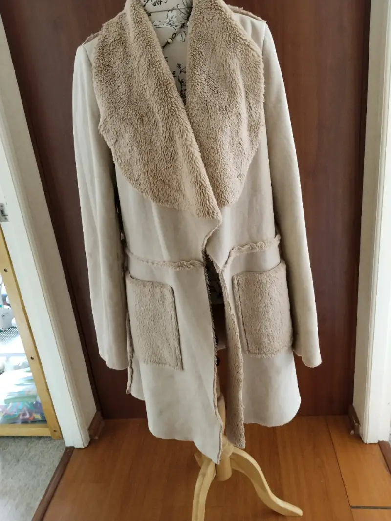 Cárdigan beige con cuello de piel sintética - 2