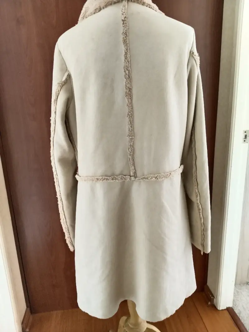 Cárdigan beige con cuello de piel sintética - 3
