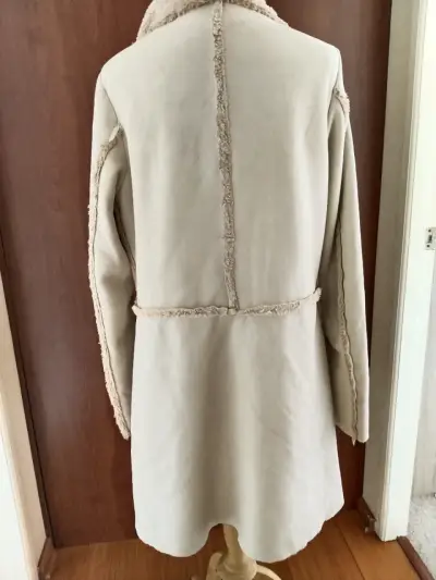 Cárdigan beige con cuello de piel sintética - miniatura 3