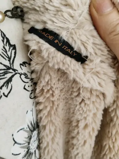 Cárdigan beige con cuello de piel sintética - miniatura 4