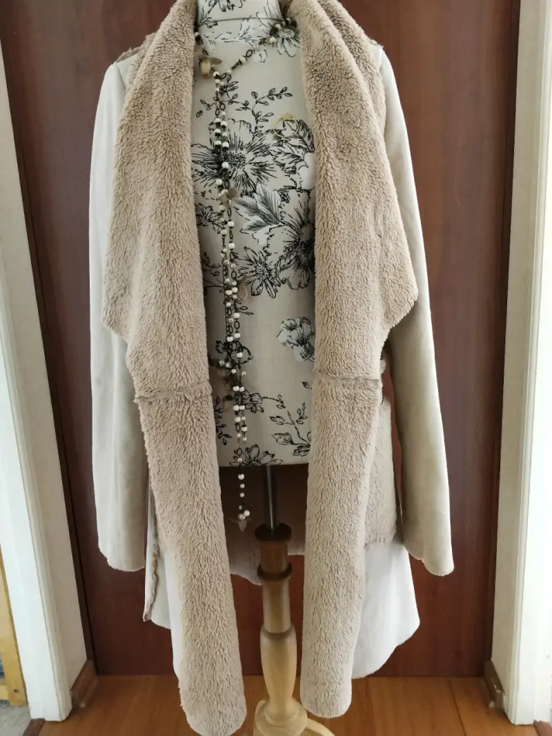 Cárdigan beige con cuello de piel sintética - 5