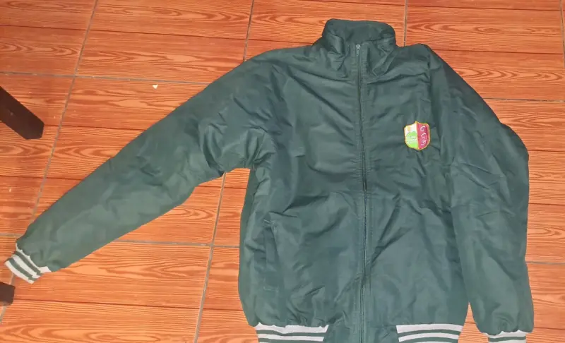 Chaqueta escolar verde con logo bordado