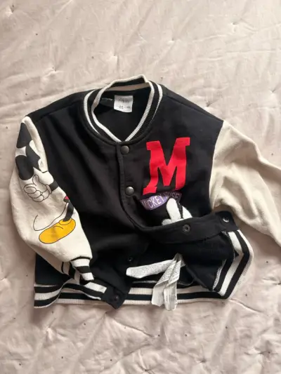 Chaqueta infantil Zara Mickey Mouse estilo varsity - miniatura 3