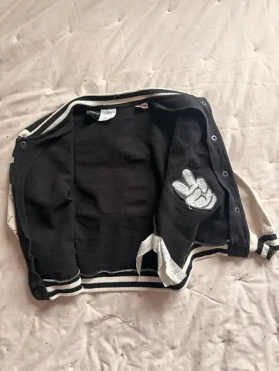 Chaqueta infantil Zara Mickey Mouse estilo varsity - miniatura 4