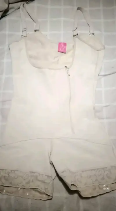 Faja reductora beige con encaje - miniatura 1