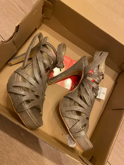 Sandalias de tacón alto en color gris - miniatura 1