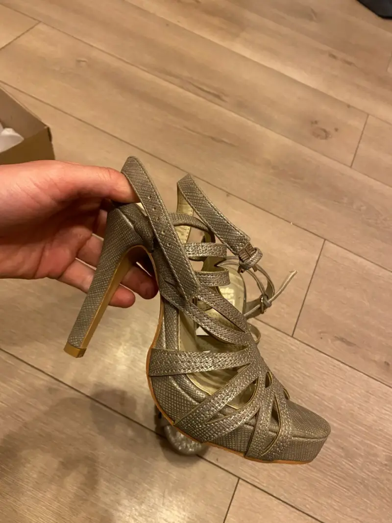 Sandalias de tacón alto en color gris - 2