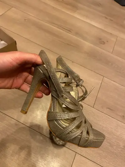 Sandalias de tacón alto en color gris - miniatura 2