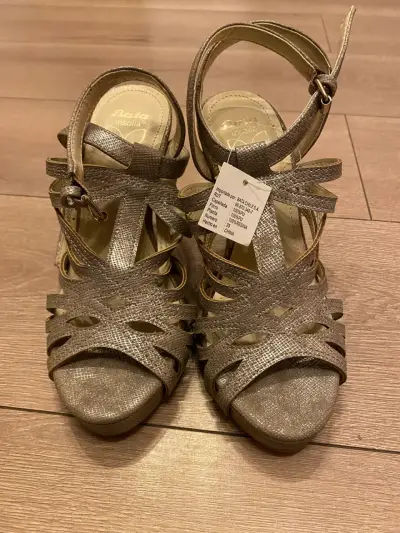 Sandalias de tacón alto en color gris - miniatura 3