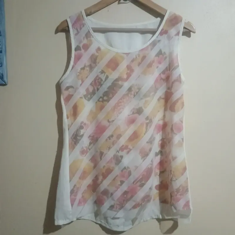 Blusa sin mangas con estampado floral - 1