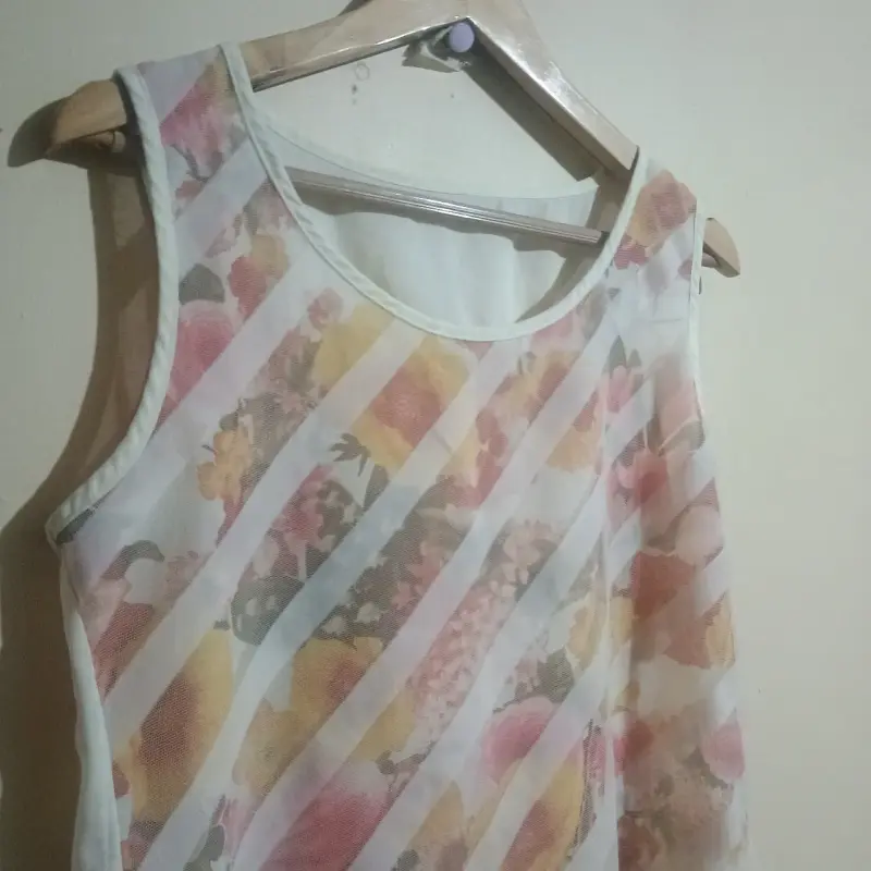 Blusa sin mangas con estampado floral - 3