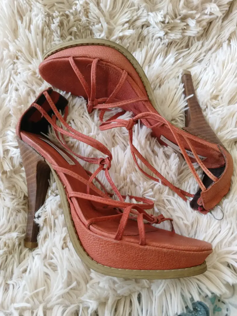 Sandalias, marca Romano de tacón alto color coral