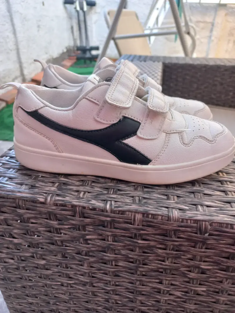 Zapatillas blancas con velcro para niños - 1
