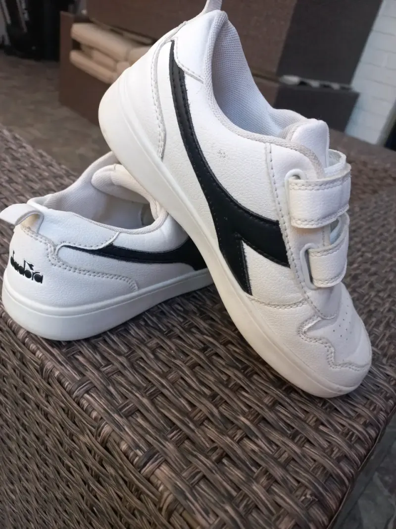 Zapatillas blancas con velcro para niños - 2