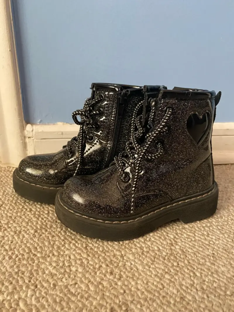 Botas negras brillantes para niña con corazón