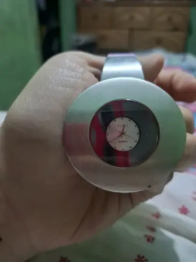 Reloj de pulsera metálico estilo moderno - miniatura 1