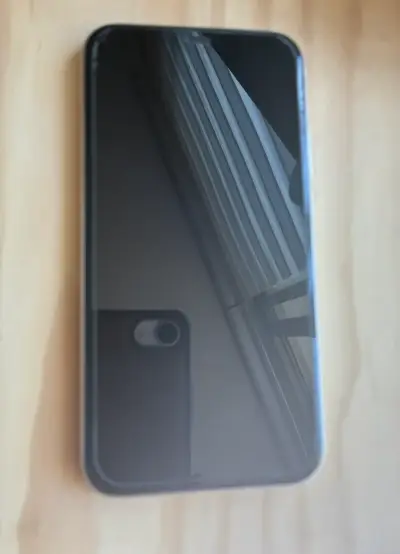 iPhone 11 blanco en buen estado - miniatura 2