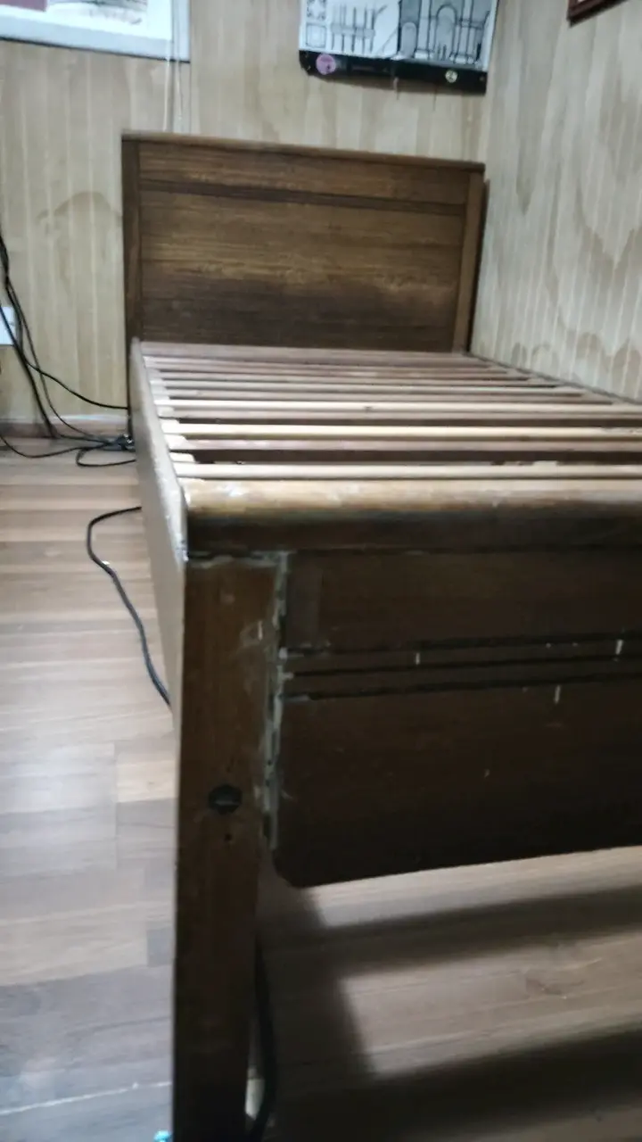 Cama de madera robusta para dormitorio - 1