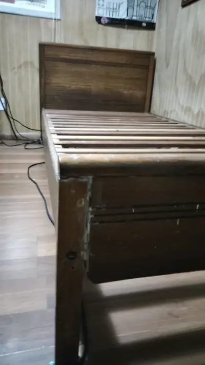 Cama de madera robusta para dormitorio - miniatura 1