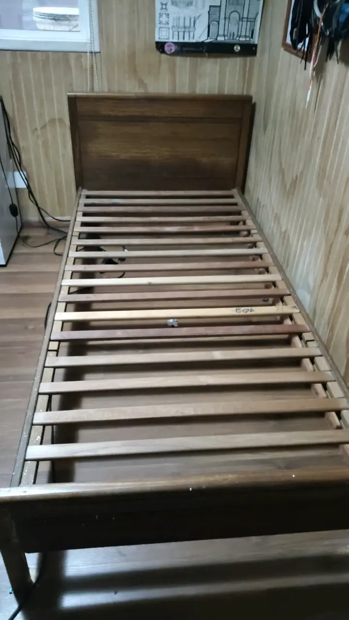 Cama de madera robusta para dormitorio - 2