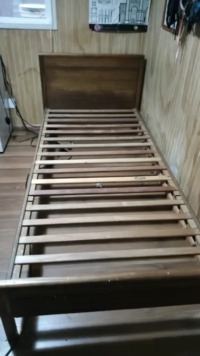 Cama de madera robusta para dormitorio - miniatura 2