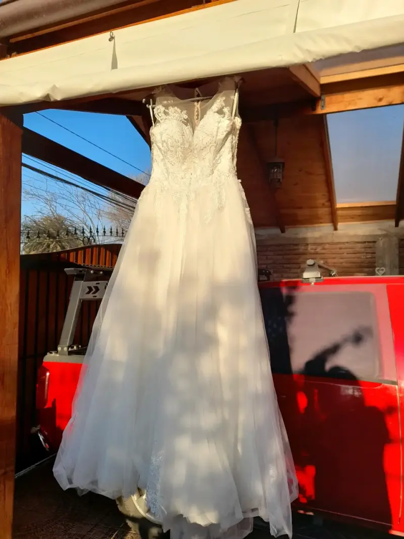 Vestido de novia blanco con encaje elegante - 1