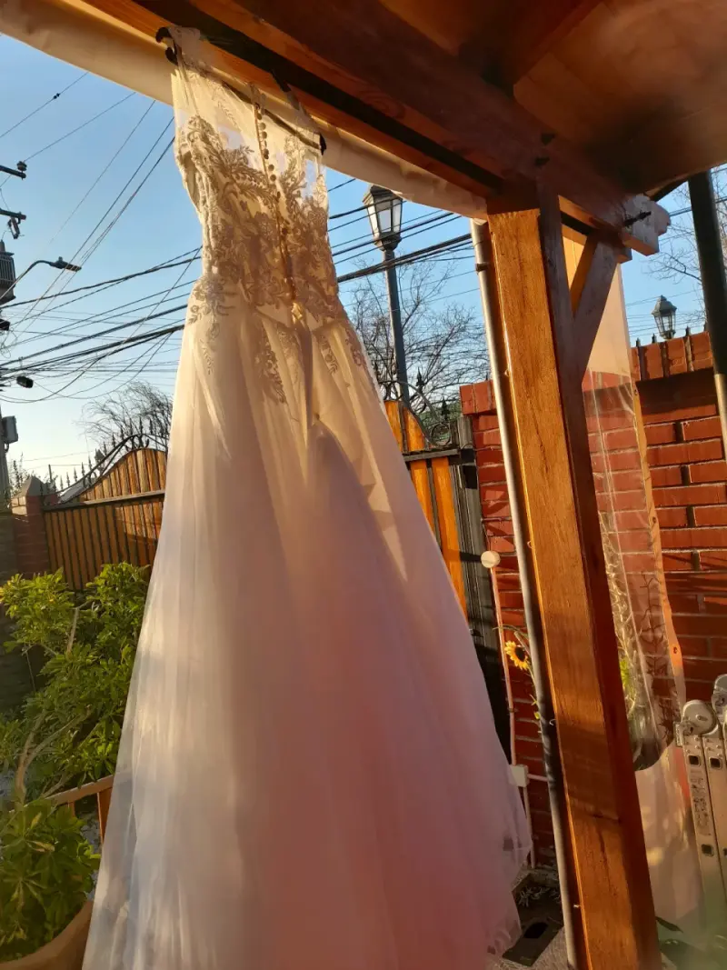 Vestido de novia blanco con encaje elegante - 2