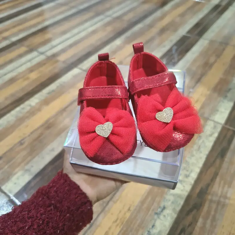 Zapatos de bebé rojos con lazo y corazón
