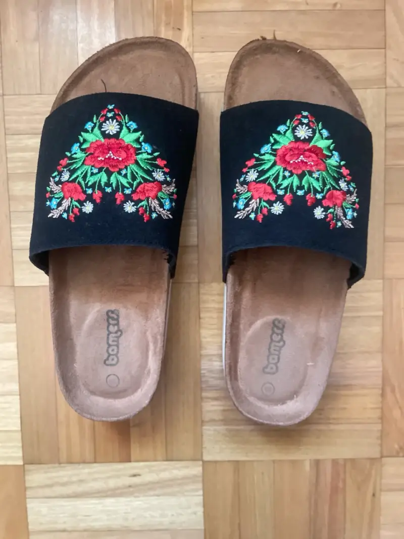 Sandalias negras bordadas Bomerang - 1