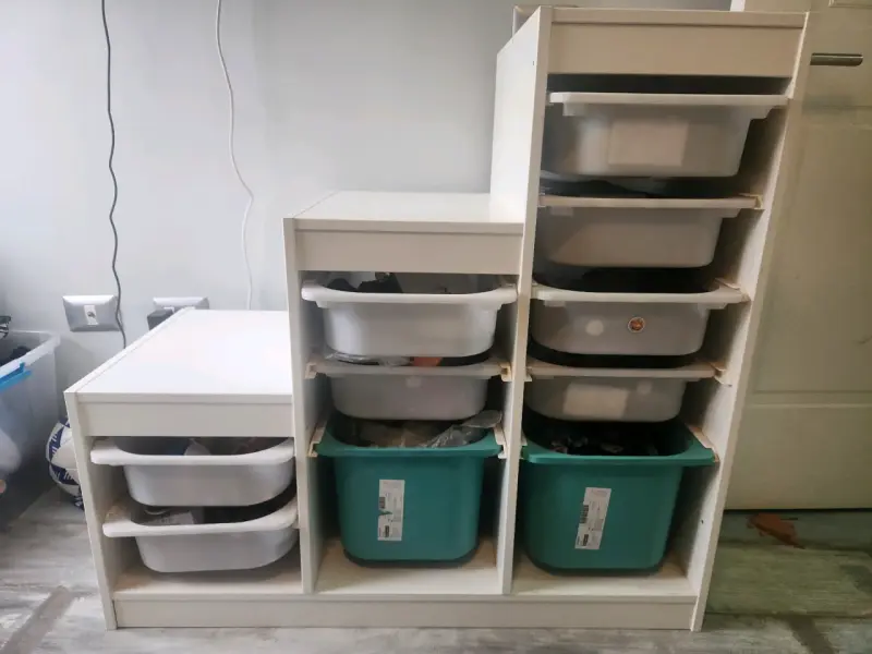 Estantería organizadora con cajones plásticos