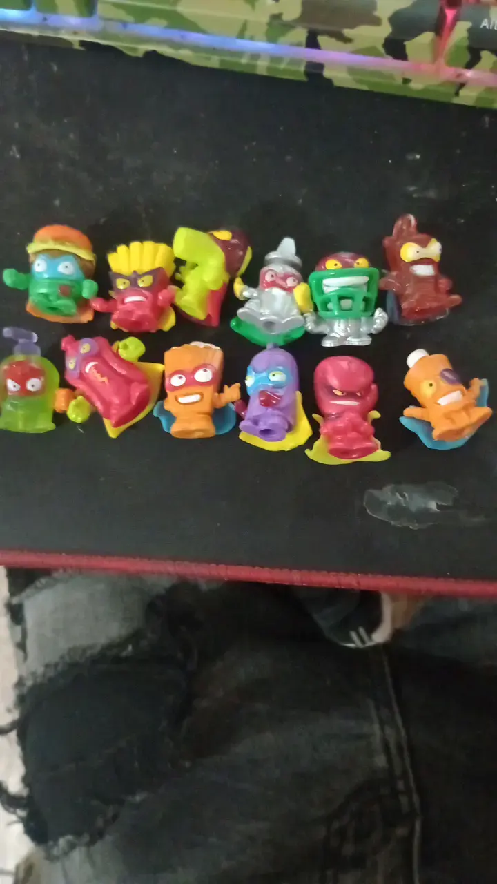 Colección de figuras miniaturas coloridas