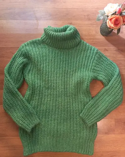 Suéter verde de lana con cuello alto - miniatura 1