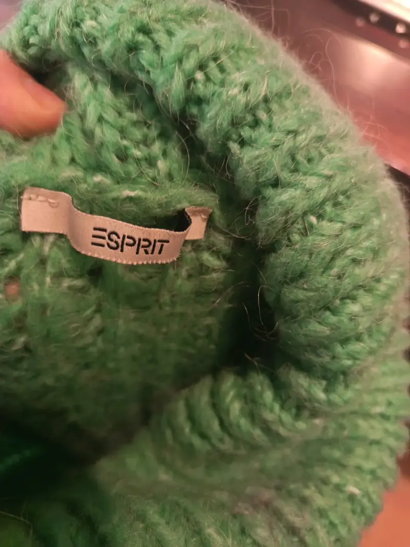 Suéter verde de lana con cuello alto - 2