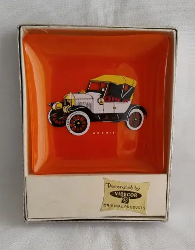 Cenicero decorativo vintage con auto Morris - miniatura 1
