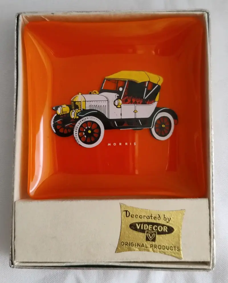 Cenicero decorativo vintage con auto Morris - 3